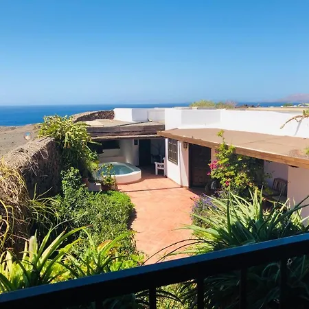 בית נופש Immaculate 3-bed House With A Sea View In Mácher