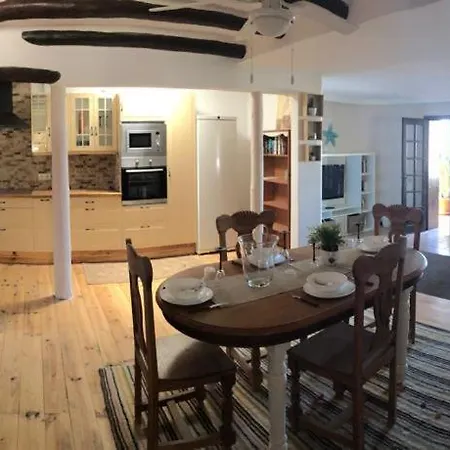 Immaculate 3-bed House With A Sea View In בית נופש *